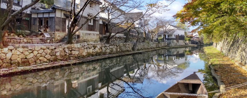八幡堀の石垣と白壁の町並み